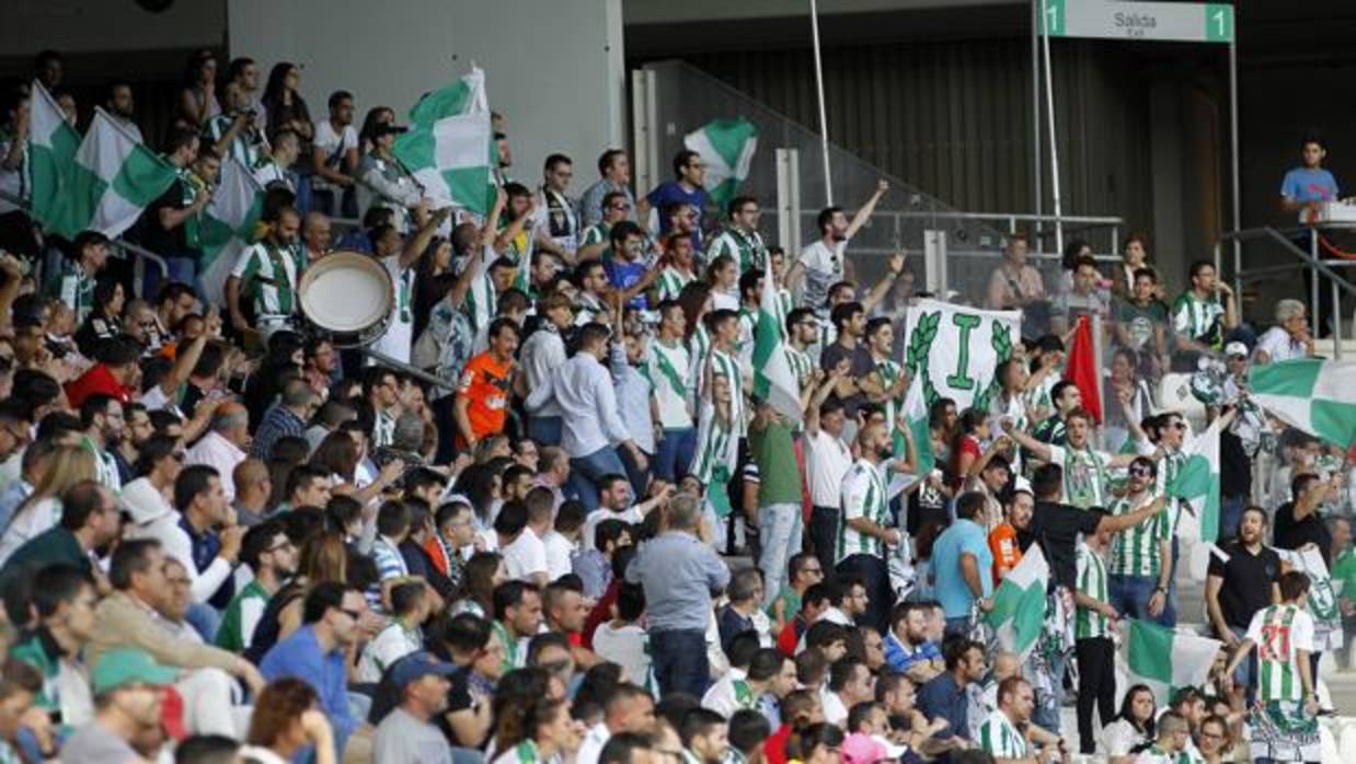 La afición del Córdoba CF llena el fondo norte del estadio