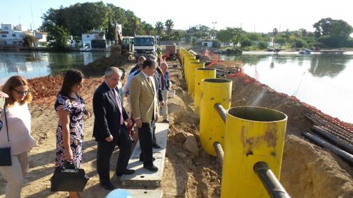 Antonio Sanz supervisa las obras del Guadarranque a finales de 2016