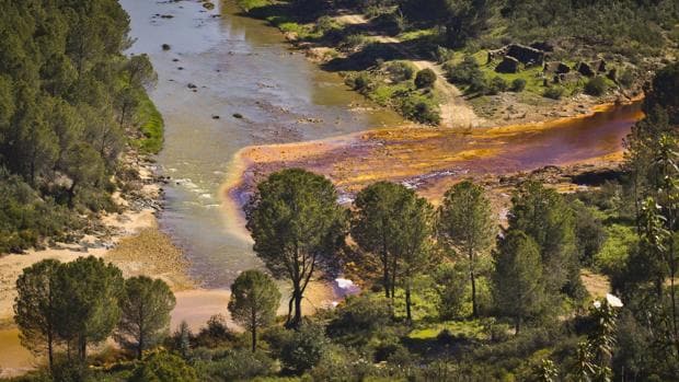 El rio Odiel a su paso por el término municipal de Minas de Riotinto (Huelva)