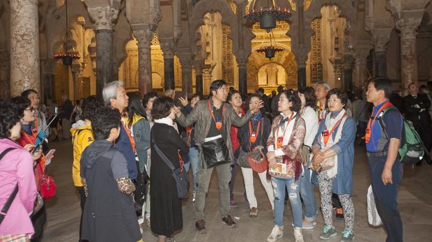 Turistas en el interior de la Mezquita Catedral de Córdoba