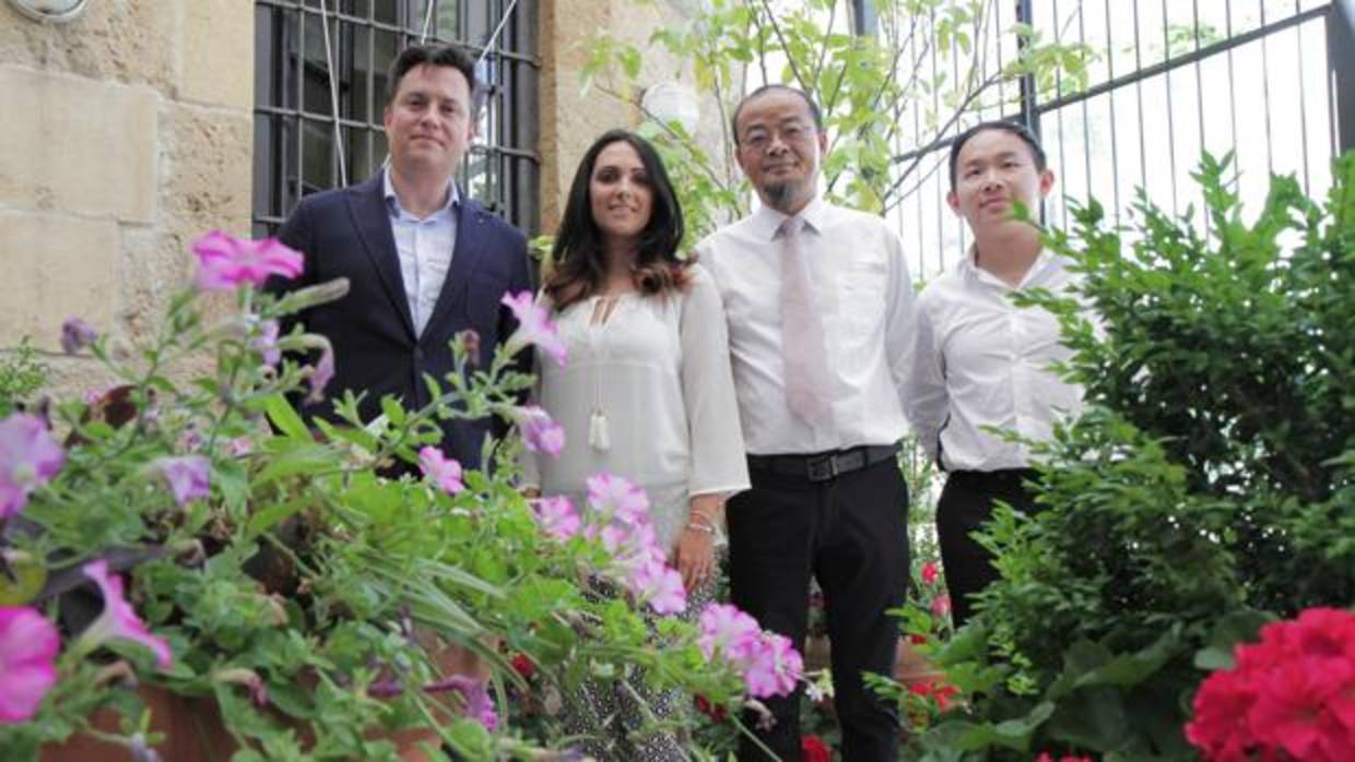 La edil de Promoción junto al dueño de Zizai Hotels, durante la presentación del Concurso de las Flores