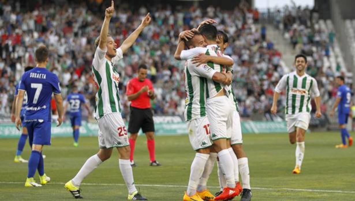 Javi Lara celebra uno de los goles ante el Oviedo