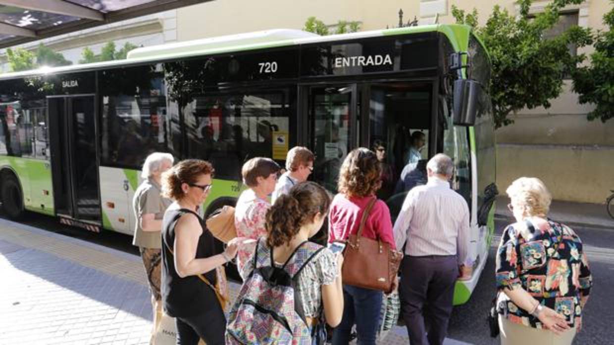 Pasajeros montándose en un autobús especial de Feria