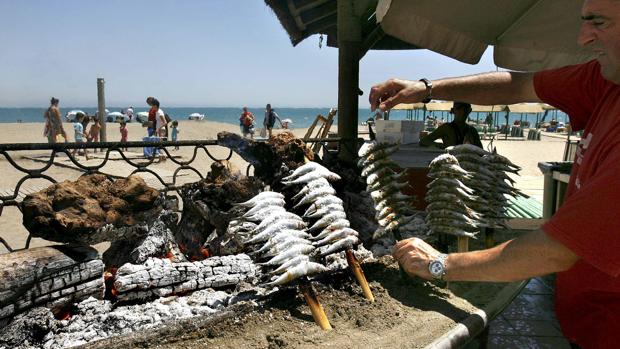 El Parlamento andaluz apoya el espeto de sardinas como Patrimonio Cultural Inmaterial