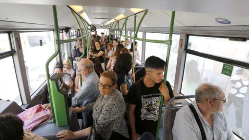 Usuarios a bordo de un autobús de Aucorsa