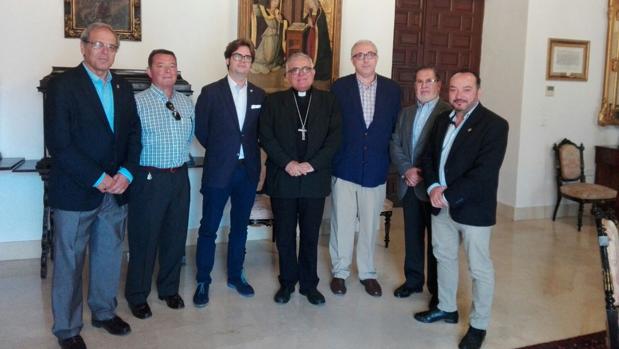 El obispo ya conoce los detalles del 400 aniversario del Cristo de Gracia de Córdoba