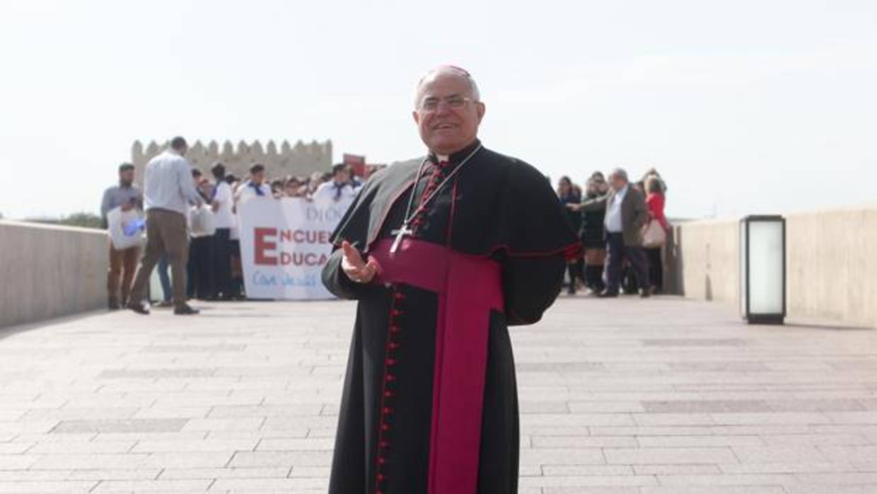 El obispo de Córdoba, Demetrio Fernández, en el Puente Romano