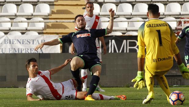 El Córdoba gana al Rayo Vallecano (1-2) y consigue la permanencia en Segunda