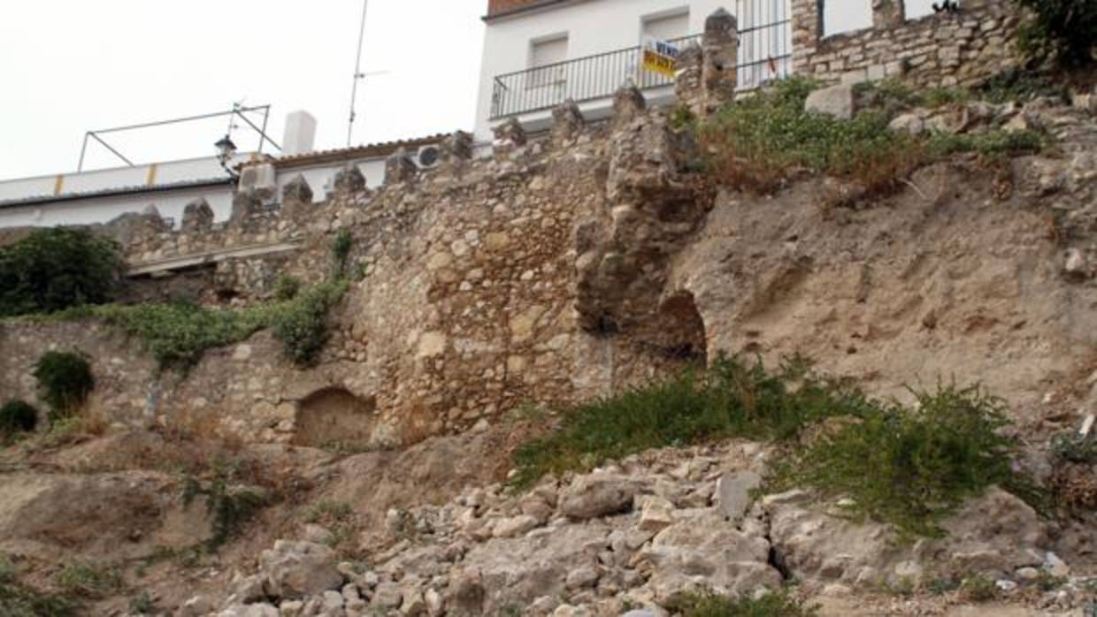 Unas 600 toneladas de cemento salvan la muralla de Cabra