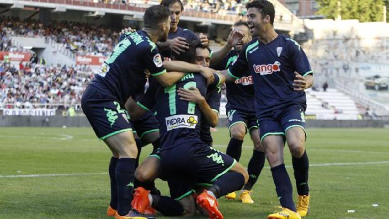 Los jugadores del Córdoba CF celebran el gol que les dio la permanencia en Segunda