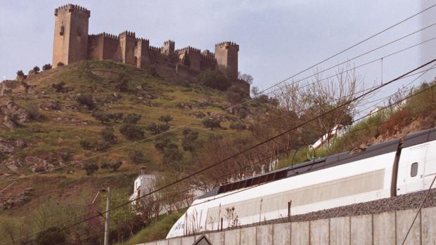 Un tren de alta velocidad a su paso bajo el castillo de la localidad cordobesa de Almodóvar del Río