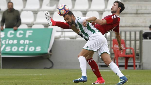 Deivid cabecea el balón ante el Mirandés