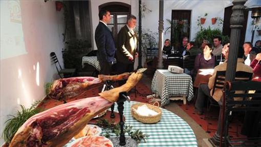 El jamón es uno de los productos típicos de la zona