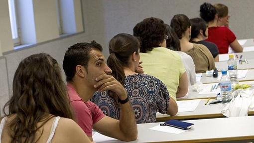 Opositores durante un examen