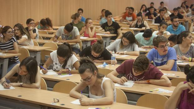 Jóvenes realizando las pruebas de Selectividad