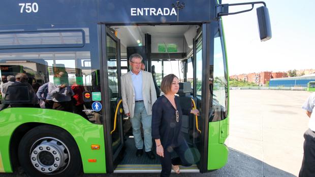 La alcaldesa junto al gerente de Aucorsa en las cocheras de la empresa de transporte