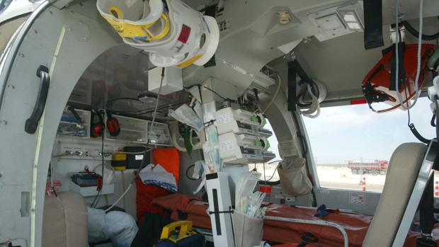 Interior de un helicóptero equipado con dispositivos sanitarios