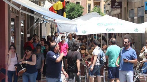 Viandantes en la calle de la Plata