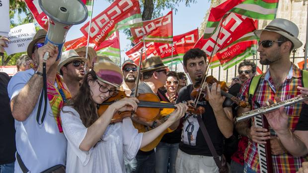 Los profesores interinos de conservatorio en una protesta frente al Parlamento