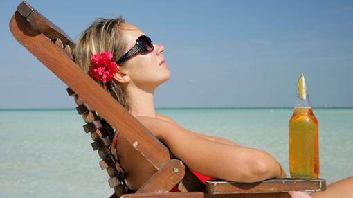 Una mujer toma el sol en la playa