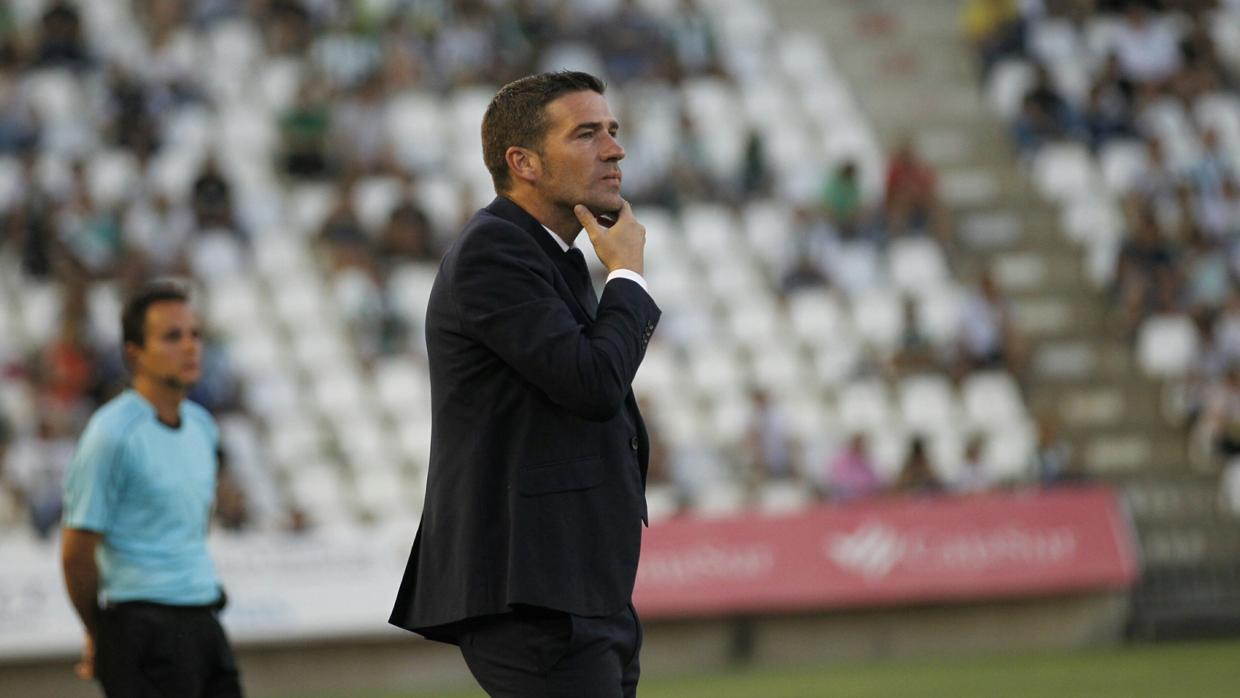 Luis Carrión observa el duelo ante el Girona