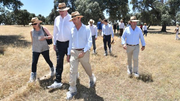 l comisario de Agricultura europeo, Phil Hogan, en su visita a los Pedroches