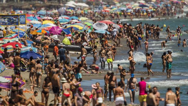 Bañistas en una playa de Torremolinos