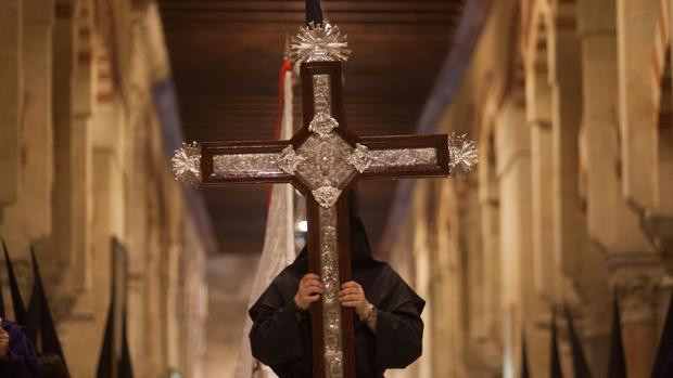 La singular cruz de guía de la hermandad del Nazareno de Córdoba