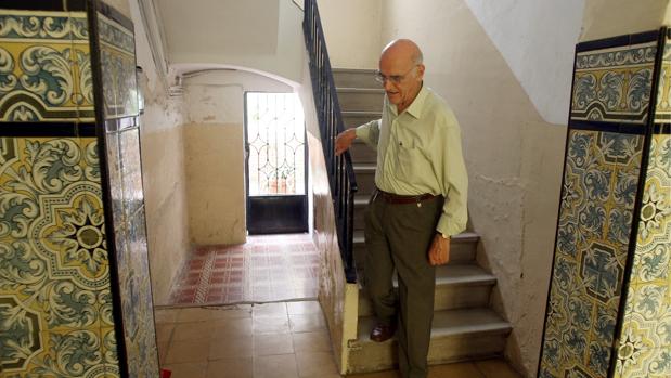 Un hombre desciende las escaleras en un bloque de pisos sin ascensor