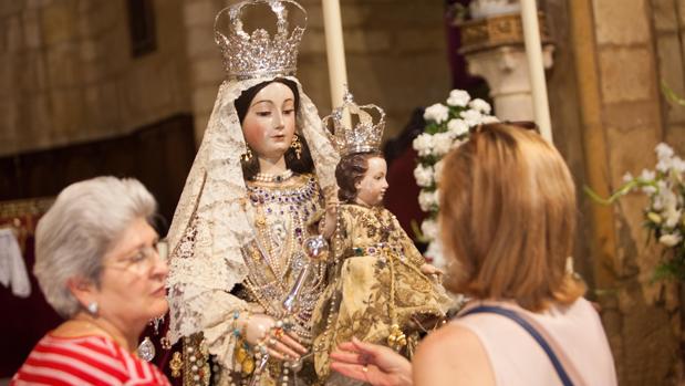 El besamanos «más cofrade» de la Virgen de los Remedios de Córdoba