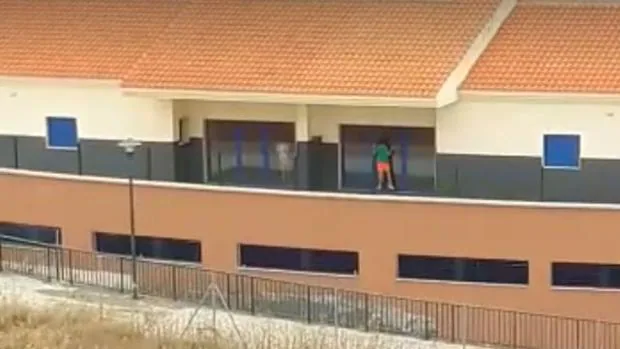 Las imágenes difundidas por Facebook con el menor autista gritando desde un balcón del centro malagueño
