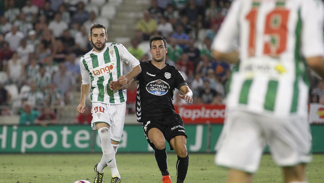 Joselu, delantero del Lugo que ficha por el Granada, presiona a Antoñito en El Arcángel