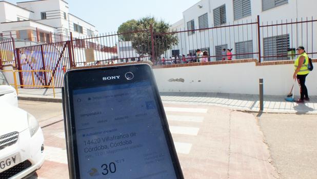 Alumnos en el patio del colegio Teresa Comino de Villafranca de Córdoba