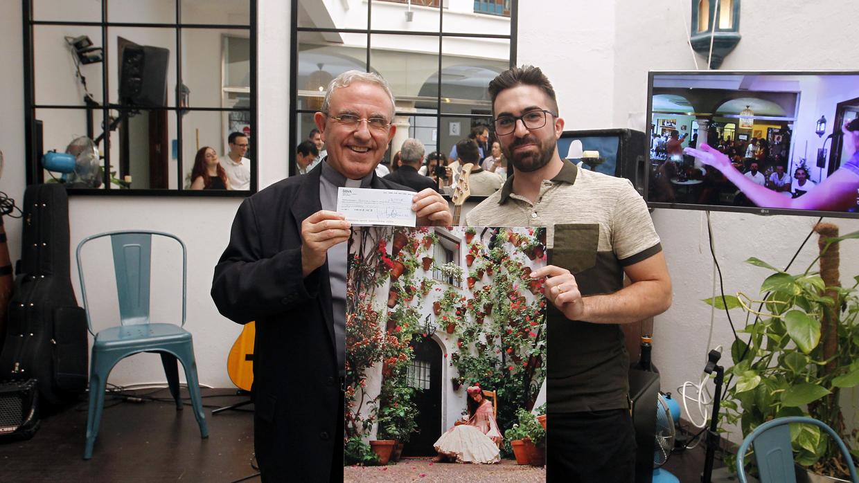 Manuel Pérez Moya (Cabildo Catedral) junto a Fran Ramírez y la imagen ganadora «Primavera flamenca»