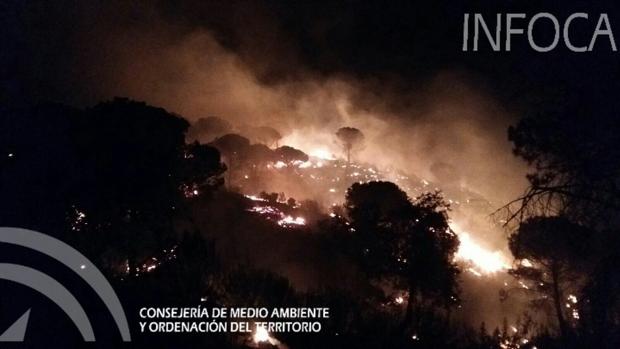 Más de 40 bomberos, tres aviones y un helicóptero extinguen un fuego provocado por un rayo