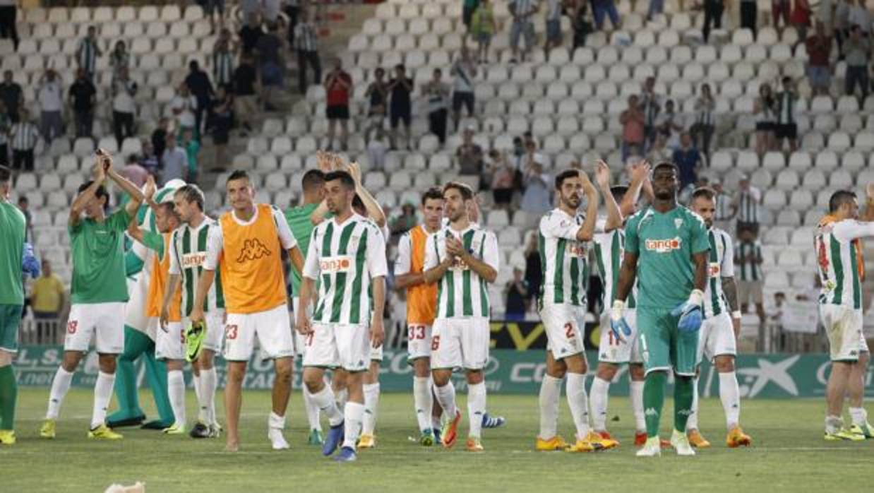 Los jugadores del Córdoba se despiden tras el partido ante el Girona