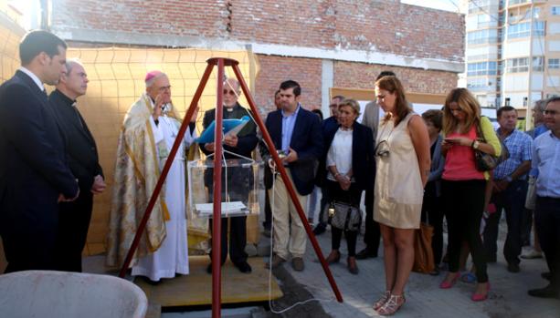 El obispo, durante la colocación de la primera piedra de la residencia