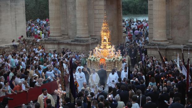 El calor y la respuesta masiva de las hermandades protagonizan la procesión del Corpus Christi