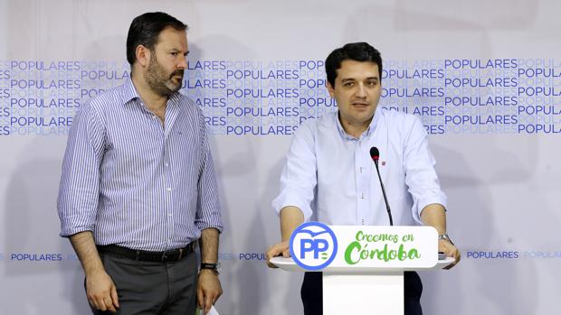 El portavoz del PP en el Ayuntamiento, José María Bellido, junto al presidente del PP, Adolfo Molina