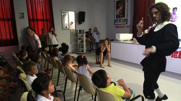 Un grupo de niños en una escuela de verano