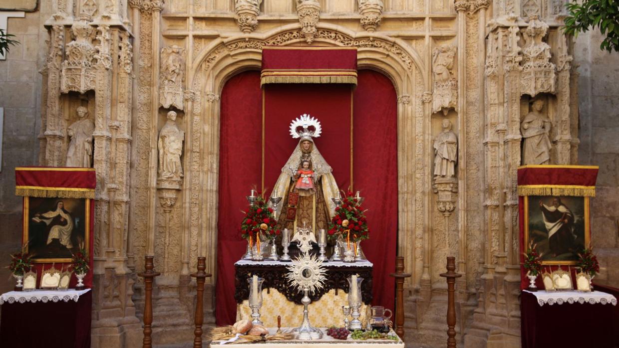 Altar de la hermandad del Carmen de San Cayetano