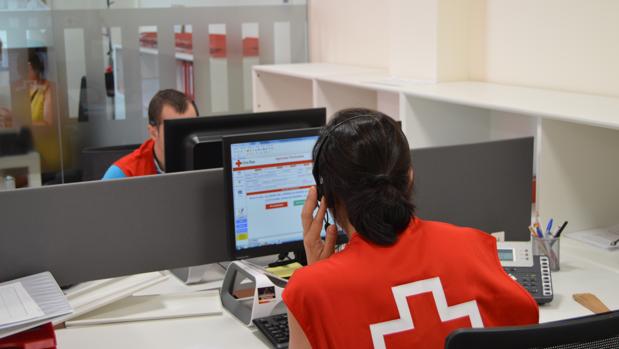 Voluntarios haciendo el seguimiento a personas mayores vía telefónica