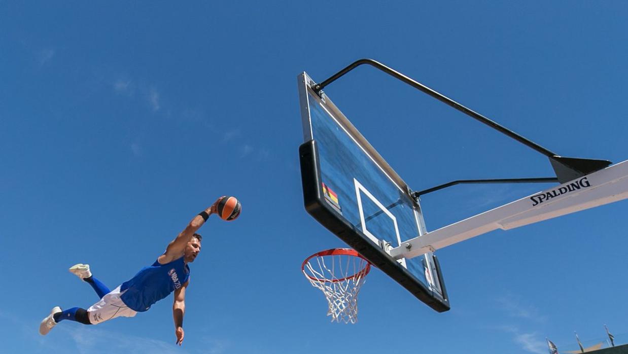 Un jugador de baloncesto, en uno de los actos acrobáticos que se verá en la NBA Zone