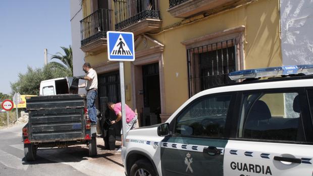 Agentes inerviniendo las macetas con tierra de la vivienda