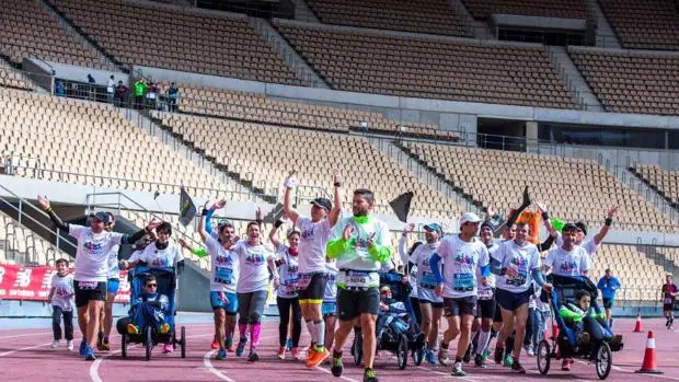 Corredores solidarios y afectados por la enfermedad en el maraton Zurich Sevilla