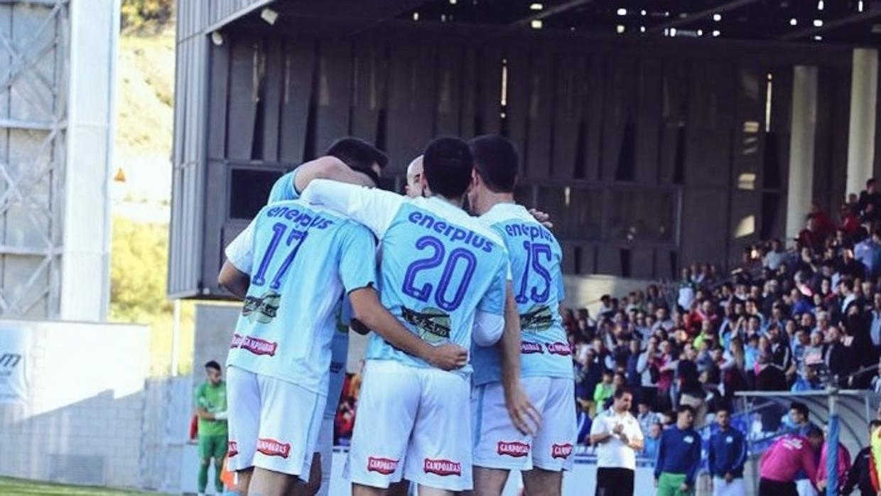 Los jugadores del Ciudad de Lucena celebran un gol durante el curso