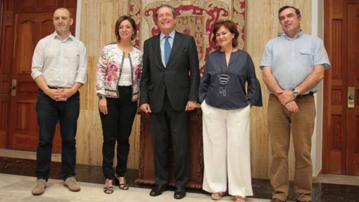 Mayor Zaragoza junto a Carmen Calvo y el resto de miembros de la comisión municipal