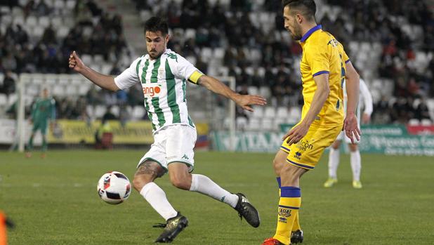 Exceso de carga en el pivote del Córdoba CF: ocho jugadores más Javi Lara si renueva