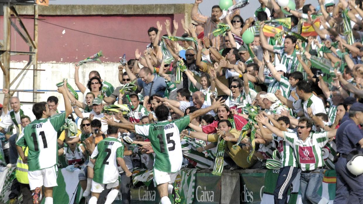 Dani celebra el gol del ascenso a Segunda del Córdoba CF en Huesca