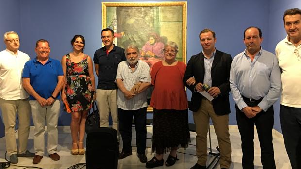 Los autores, junto a los participantes en la inauguración de la exposición